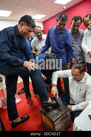 Mumbai, Inde. 22 décembre 2025. MUMBAI, INDE - 22 DÉCEMBRE : Amit Satam, président du BJP de Mumbai, brille les chaussures d'un travailleur du cirage de chaussures lors de la réunion des travailleurs de la Fédération polonaise de bottes ferroviaires au bureau du BJP de Mumbai à Dadar le 22 décembre 2025 à Mumbai, en Inde. (Photo de Raju Shinde/Hindustan Times/Sipa USA) crédit : Sipa USA/Alamy Live News Banque D'Images