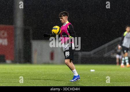 Seixal, Lisbonne, Portugal. 22 décembre 2025. Manuel Mendonca se réchauffe avant le match Liga Portugal Meu Super entre SL Benfica B et Sporting CP B au Campus Benfica le 22 décembre 2025 à Lisbonne, Portugal. (Crédit image : © Davide Puglisi/ZUMA Press Wire) USAGE ÉDITORIAL SEULEMENT ! Non destiné à UN USAGE commercial ! Banque D'Images
