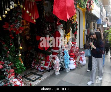 NEW DELHI, INDE - 22 DÉCEMBRE : les gens achètent des articles de décoration de fantaisie avant la célébration de Noël au Khan Market le 22 décembre 2025 à New Delhi, Inde. Photo par Ishant Chauhan/Hindustan Times décorations festives de Noël et Shopping sur le marché en Inde Banque D'Images