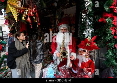 NEW DELHI, INDE - 22 DÉCEMBRE : les gens achètent des articles de décoration de fantaisie avant la célébration de Noël au Khan Market le 22 décembre 2025 à New Delhi, Inde. Photo par Ishant Chauhan/Hindustan Times décorations festives de Noël et Shopping sur le marché en Inde Banque D'Images