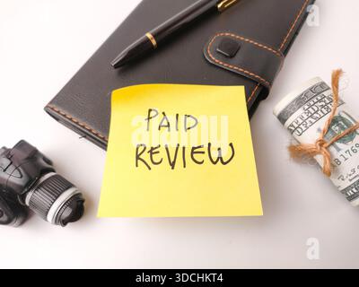 L'image comporte une note autocollante jaune avec les mots AVIS PAYÉS écrits en lettres majuscules noires. Banque D'Images