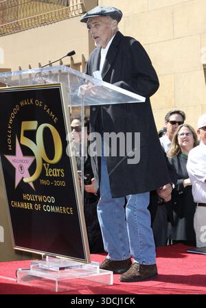 26 mars 2010 - Hollywood, Californie - Dennis Hopper. Dennis Hopper est honoré avec le 2 ; 403rd Star sur le Hollywood Walk of Fame tenu sur Hollywood Blvd. Crédit photo : Kevan Brooks/AdMedia Banque D'Images