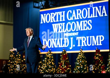 Le président Donald J. Trump fait des gestes en prononçant des remarques sur l’économie lors d’une visite à Rocky Mount, en Caroline du Nord, le 19 décembre 2025. Image reproduite avec l'aimable autorisation de la Maison Blanche. Banque D'Images