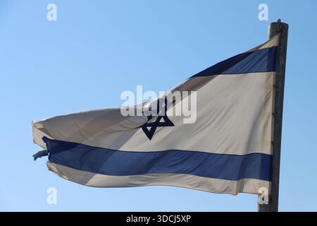 Un drapeau israélien flotte dans le vent au belvédère de Sderot, dans le sud d'Israël, le 18 décembre 2025. Photo de Raquel G. Frohlich. Banque D'Images