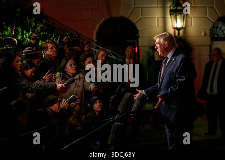 Le président Donald Trump parle aux membres des médias avant d’embarquer sur Marine One sur la pelouse sud de la Maison Blanche en route joint base Andrews, Maryland le vendredi 19 décembre 2025, pour un voyage à Rocky Mount, en Caroline du Nord. (Photo officielle de la Maison Blanche par Joyce N. Boghosian) Banque D'Images