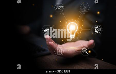 Concept d'outils IA avec ampoule lumineuse symbolisant l'intelligence artificielle générative pour la création d'images, de vidéos, de documents et de données, représentant Banque D'Images