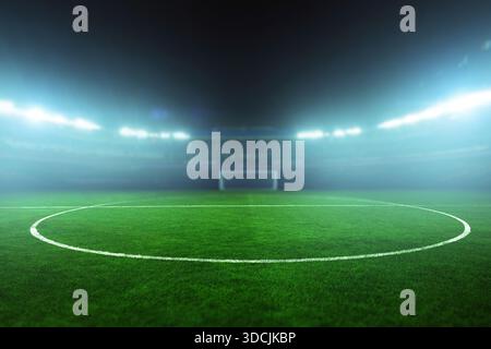 Stade de football illuminé la nuit avec terrain vert et stands vides, prêt pour un match passionnant sous des projecteurs lumineux. Tournoi de football et Banque D'Images