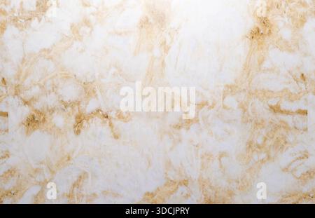 Élégante texture de marbre beige et doré avec des veines naturelles et des motifs lisses, parfaite pour les arrière-plans, le design d'intérieur, les surfaces de luxe ou décoratives Banque D'Images