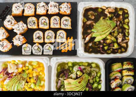 Vue de dessus d'une variété de fruits de mer avec différents types de rouleaux de sushi et des plats aguachiles. Banque D'Images