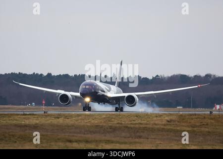 Francfort-sur-le-main, Allemagne. 23 décembre 2025. Le Boeing Dreamliner de 100 ans avec l'immatriculation d-ABPU dans la livrée anniversaire atterrit à l'aéroport international de Francfort à l'aéroport de Francfort le 23 décembre 2025. Crédit : HMB Media/Alamy Live News Banque D'Images