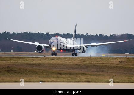 Francfort-sur-le-main, Allemagne. 23 décembre 2025. Le Boeing Dreamliner de 100 ans avec l'immatriculation d-ABPU dans la livrée anniversaire atterrit à l'aéroport international de Francfort à l'aéroport de Francfort le 23 décembre 2025. Crédit : HMB Media/Alamy Live News Banque D'Images