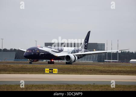 Francfort-sur-le-main, Allemagne. 23 décembre 2025. Le Boeing Dreamliner de 100 ans avec l'immatriculation d-ABPU dans la livrée anniversaire atterrit à l'aéroport international de Francfort à l'aéroport de Francfort le 23 décembre 2025. Crédit : HMB Media/Alamy Live News Banque D'Images