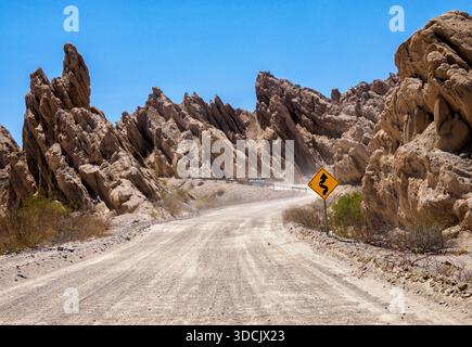 Les routes rugueuses non pavées entre Cachi et Cafayate dans la province de Salta au nord de l'Argentine traversent des paysages rocheux sauvages Banque D'Images