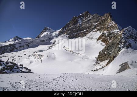 Sommets de montagne enneigés à Jungfraujoch, Suisse Banque D'Images