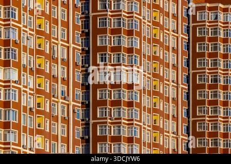 Vue sur l'imposant bâtiment de couleur terre cuite s'élève majestueusement, sa façade symétrique ponctuée de rangées de fenêtres attrapant la lumière, Aktau, M Banque D'Images