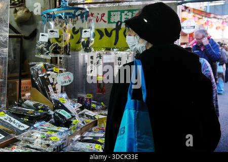 (251219) -- TOKYO, Dec. 19, 2025 (Xinhua) -- les clients magasinent dans une épicerie à Tokyo, Japon, Dec. 18, 2025. Les prix à la consommation de base du Japon en novembre ont augmenté de 3,0 pour cent par rapport à l'année précédente, entraînés par la hausse des prix des denrées alimentaires et de l'énergie, ont montré vendredi les données gouvernementales. (Xinhua/Jia Haocheng) Banque D'Images