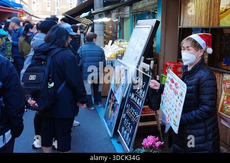 (251219) -- TOKYO, Dec. 19, 2025 (Xinhua) -- Un serveur de restaurant attire des clients à Tokyo, Japon, Dec. 18, 2025. Les prix à la consommation de base du Japon en novembre ont augmenté de 3,0 pour cent par rapport à l'année précédente, entraînés par la hausse des prix des denrées alimentaires et de l'énergie, ont montré vendredi les données gouvernementales. (Xinhua/Jia Haocheng) Banque D'Images