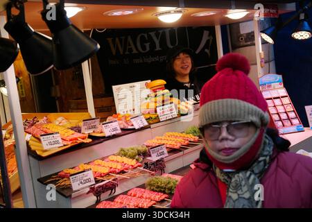 (251219) -- TOKYO, Dec. 19, 2025 (Xinhua) -- Un fournisseur de produits alimentaires attire des clients à Tokyo, Japon, Dec. 18, 2025. Les prix à la consommation de base du Japon en novembre ont augmenté de 3,0 pour cent par rapport à l'année précédente, entraînés par la hausse des prix des denrées alimentaires et de l'énergie, ont montré vendredi les données gouvernementales. (Xinhua/Jia Haocheng) Banque D'Images