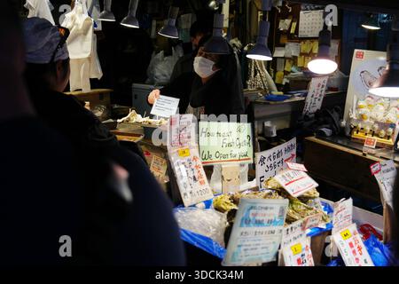 (251219) -- TOKYO, Dec. 19, 2025 (Xinhua) -- Un vendeur de fruits de mer attire des clients à Tokyo, Japon, Dec. 18, 2025. Les prix à la consommation de base du Japon en novembre ont augmenté de 3,0 pour cent par rapport à l'année précédente, entraînés par la hausse des prix des denrées alimentaires et de l'énergie, ont montré vendredi les données gouvernementales. (Xinhua/Jia Haocheng) Banque D'Images