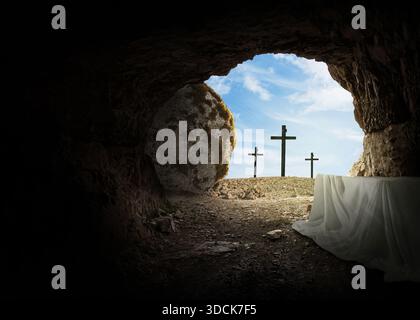 Concept de Pâques et vendredi Saint, tombe vide avec croix sur la montagne sur un ciel bleu. Idée créative Pâques. Religion et christianisme. Ouvrez la grotte vide. FR Banque D'Images