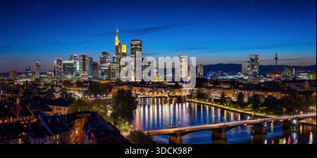Vue panoramique surélevée en soirée sur les gratte-ciel illuminés de Francfort, Allemagne, avec le main et les gratte-ciel financiers de la ville Banque D'Images