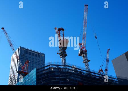 (251219) -- TOKYO, Dec. 19, 2025 (Xinhua) -- cette photo montre un chantier de construction à Tokyo, Japon, Dec. 18, 2025. La Banque du Japon (BOJ) a relevé vendredi son taux d'intérêt de référence de 25 points de base à 0,75 %, son plus haut niveau depuis trois décennies, après une réunion de politique monétaire de deux jours. (Xinhua/Jia Haocheng) Banque D'Images