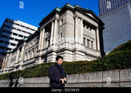 (251219) -- TOKYO, Dec. 19, 2025 (Xinhua) -- Un piéton passe devant le siège de la Banque du Japon (BOJ) à Tokyo, Japon, Dec. 18, 2025. La Banque du Japon (BOJ) a relevé vendredi son taux d'intérêt de référence de 25 points de base à 0,75 %, son plus haut niveau depuis trois décennies, après une réunion de politique monétaire de deux jours. (Xinhua/Jia Haocheng) Banque D'Images