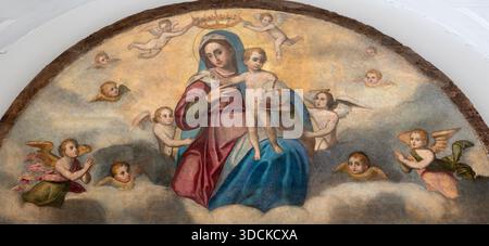 POSITANO, ITALIE - 7 OCTOBRE 2025 : la peinture de Madone dans l'église Chiesa di Maria Santissima del Rosario par artiste abroque inconnu. Banque D'Images