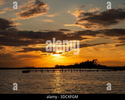 Coucher de soleil sur Albuen, vu de la lagune sur le côté abrité du fjord Nakskov sur Lolland au Danemark Banque D'Images