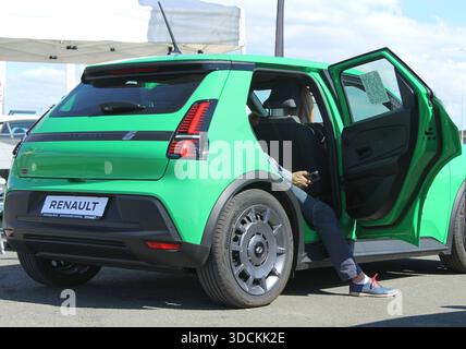 Burgas, Bulgarie - 20 septembre 2025 : la voiture électrique Renault R5 E-Tech est exposée au festival de la mobilité près du front de mer avec un colo vert vibrant Banque D'Images