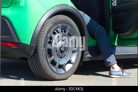 Burgas, Bulgarie - 20 septembre 2025 : Renault R5 E-Tech Electric car est présenté au festival de la mobilité, avec une couleur verte frappante et innovati Banque D'Images