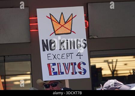 Los Angeles, Californie, États-Unis - 14 juin 2025 : un panneau No Kings excepté Elvis est montré lors d'un rassemblement No Kings, protestant contre l'administration Trump. Banque D'Images