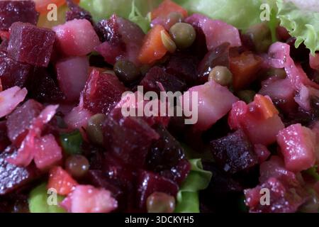Mélange vibrant de betteraves coupées en dés, de légumes et de légumes verts préparés pour la cueillette en plein air. Banque D'Images