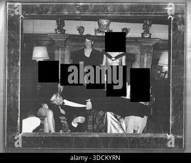 Ghislaine Maxwell regarde Andrew Mountbatten-Windsor (ex-Prince Andrew) portant un costume de table (smoking) couché sur les genoux de 5 filles. La photo semble avoir été prise dans le salon de Sandringham, le domaine royal de Norfolk.photo release by House Oversight Committee image fournie par House Oversight Committee via Credit : Capital Pictures/Alamy Live News Banque D'Images