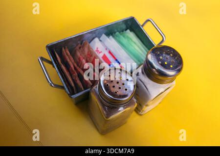 Vue en grand angle des condiments sur la table du restaurant Banque D'Images