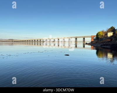 Pont ferroviaire de Tay enjambant l'estuaire de la rivière Tay avec vue sur Dundee en Écosse en hiver. Banque D'Images