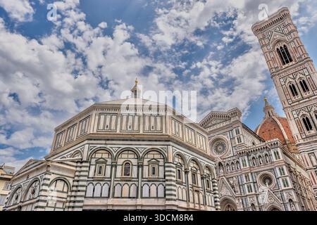 Le Baptistère de Saint-Jean et le complexe de la cathédrale de Florence sur la Piazza del Duomo, Florence, Italie. Banque D'Images
