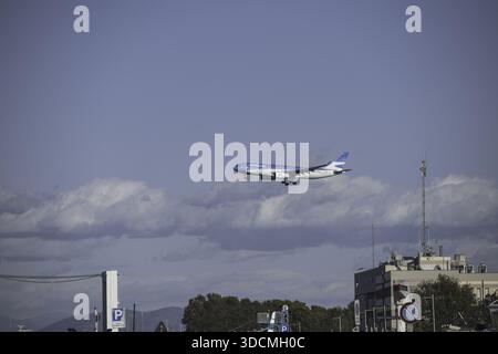 DSC 5349 - FIUMICINO ; ITALIE : avion de passagers Aerolineas Argentinas en approche finale pour atterrir à l'aéroport Leonardo da Vinci-Fiumicino. Banque D'Images