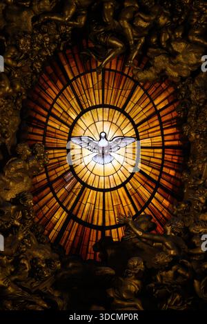 Vitrail central représentant le Saint-esprit dans la basilique Saint-Pierre, Vatican, Rome, Italie. Banque D'Images