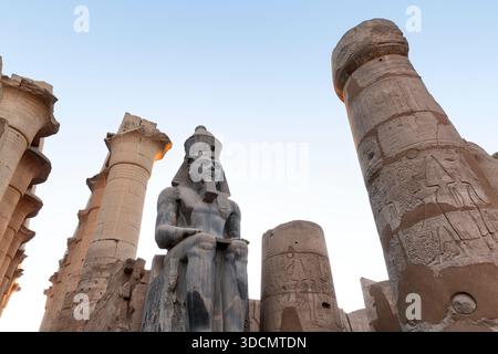 Statue assise de Ramsès II près de l'entrée du Temple de Louxor, coucher de soleil, Egypte Banque D'Images