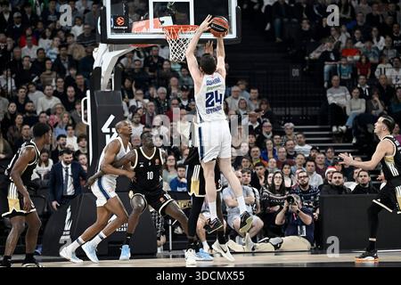 © PHOTOPQR/LE PROGRES/Joël PHILIPPON - Décines-Charpieu 23/12/2025 - Asvel-Anadolu Efes Istanbul. Euroligue. 23 décembre 2025 -Ercan Osmani. Asvel-Anadolu Efes Istanbul. Panier Euroleague Asvel (Lyon Villeurbanne) vs Istanbul crédit : MAXPPP/Alamy Live News Banque D'Images