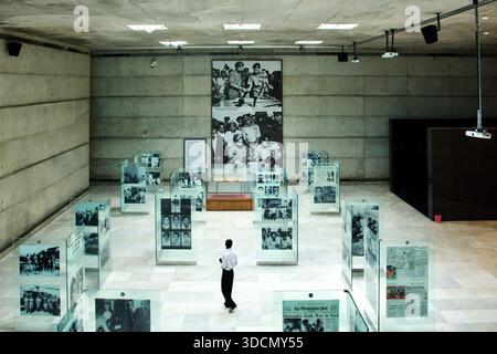 Vue du Musée de l’indépendance, Dhaka, montrant des photographies de la guerre de libération et la table de signature de la reddition marquant l’indépendance du Bangladesh. Banque D'Images