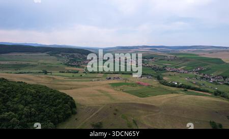 Voyage roumanie transilvania Cheile turzii village panorama avec des champs verts et des collines dans la campagne transylvanienne, roumanie Banque D'Images