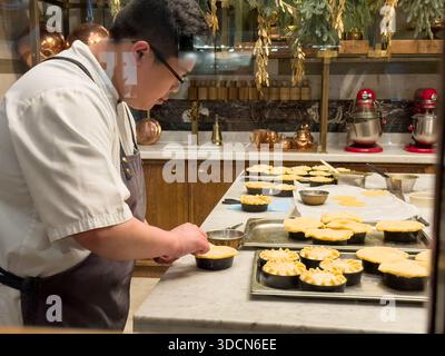 Londres, Angleterre – le chef prépare des tartes fraîchement cuites dans la cuisine artisanale de boulangerie, la préparation des aliments et l'industrie de la boulangerie artisanale Banque D'Images