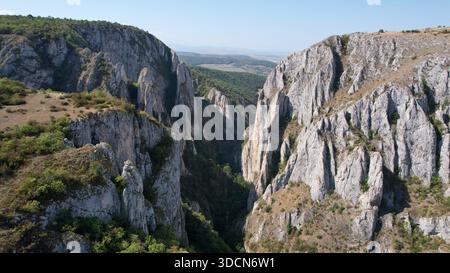 Voyage roumanie transilvania Cheile turzii turzii gorges présentant les parois profondes du canyon naturel et la vallée verdoyante Banque D'Images