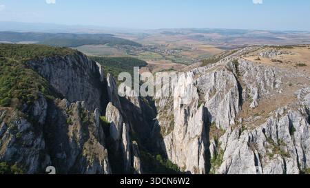 Voyage roumanie transilvania Cheile turzii canyon profond avec falaises calcaires spectaculaires et vallée verdoyante en été Banque D'Images
