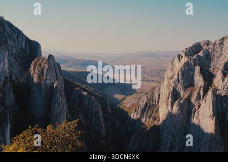Voyage roumanie transilvania Cheile turzii profond canyon calcaire avec des parois rocheuses et village lointain à la lumière de l'automne Banque D'Images