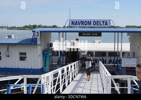 Voyage roumanie tulcea sulina Delta du danube passagers de la mer noire embarquant sur un ferry du delta du navrom à un quai dans le delta du danube en roumanie Banque D'Images