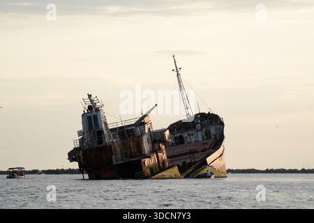 Voyage roumanie tulcea sulina delta du danube mer noire navire ruiné coulant lentement et se détériorant dans la mer noire Banque D'Images