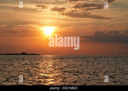 Voyage roumanie tulcea sulina danube delta mer noire soleil plongeant sous l'horizon, peignant ciel et mer avec une lumière dorée chaude et chatoyante Banque D'Images